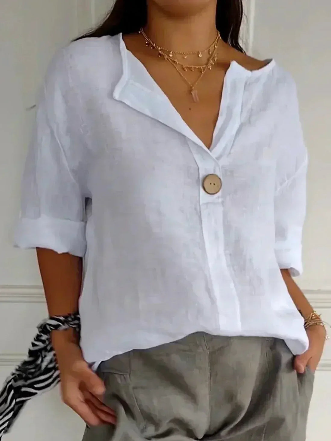 Britt - Dames Zomerblouse met V-hals en Knoopdetail